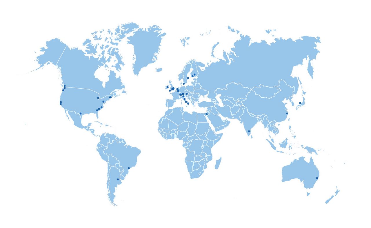 Graphic world map in light blue, on which dark blue dots show the places of origin of the fellows.