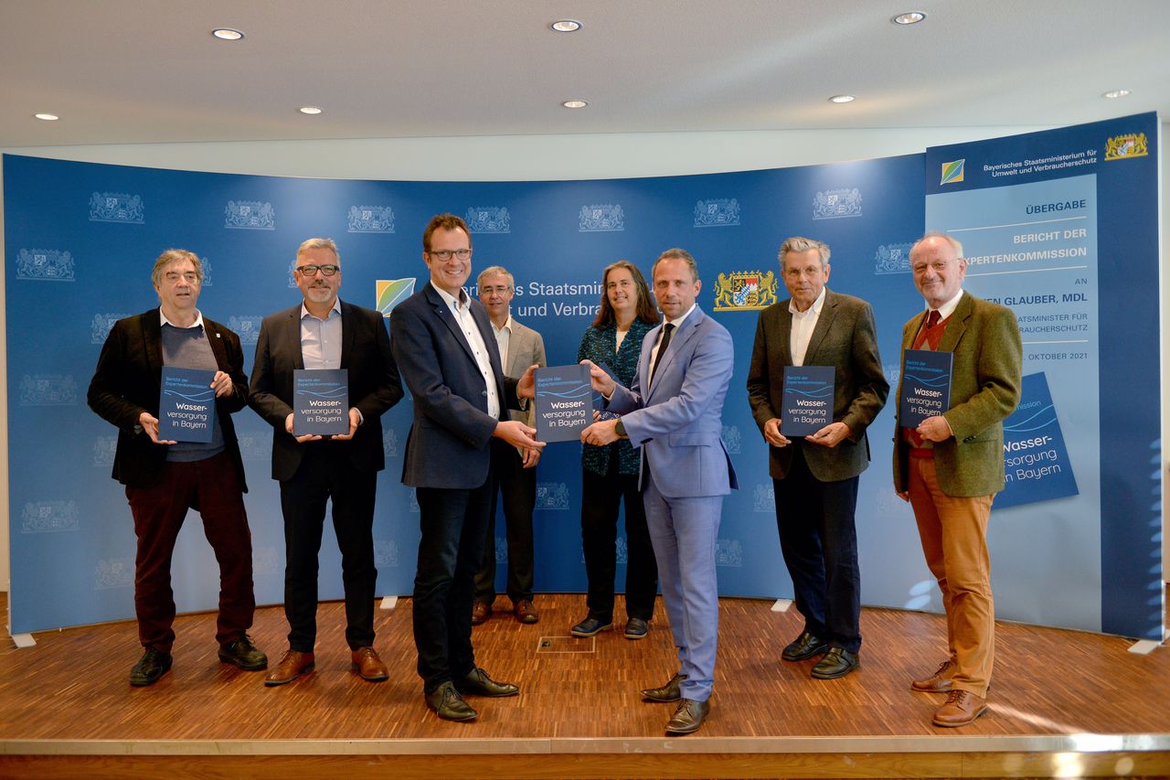 Expert Commission handing over their report on the water future in Bavaria to state minister for the environment Thorsten Glauber